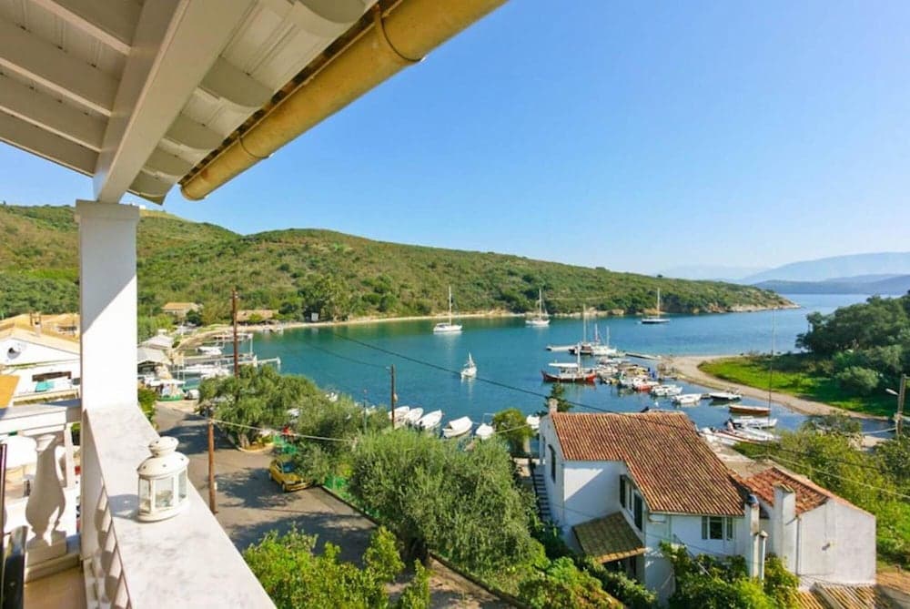 Renoula Walk to Beach Sea Views A C Wifi Car Not Required - 243