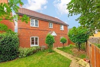 Stunning 5-bed Detached House in Bedford