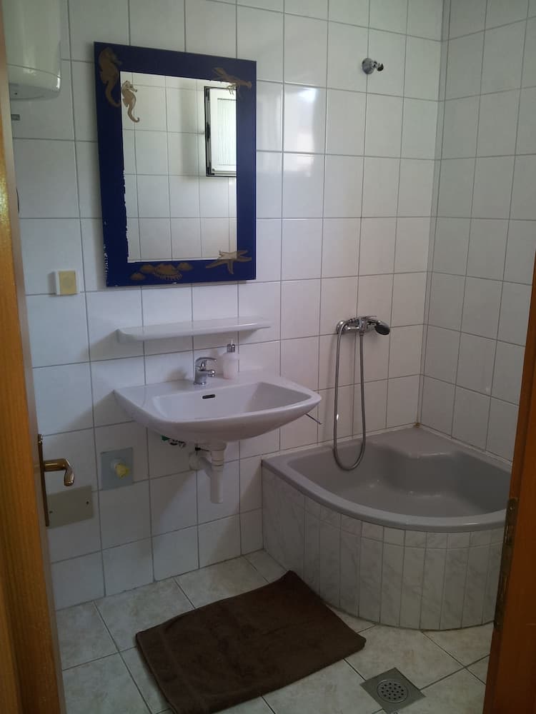 Apartment Ivo With 1 Bedroom, in Omisalj