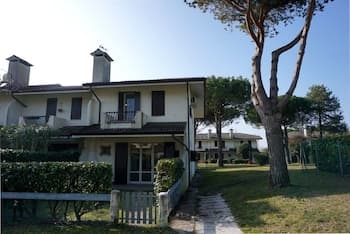 Lovely House in Residence With Pool - Great Location by Beahost Rentals