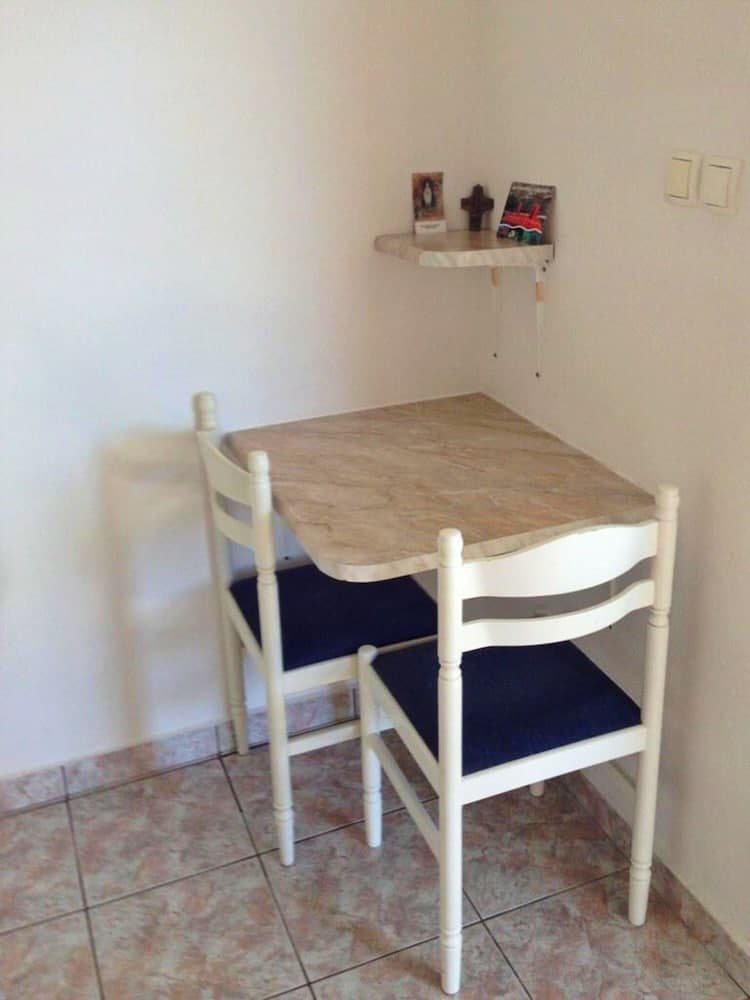A2 - apt w Patio, Just 3 min Walking to the Beach