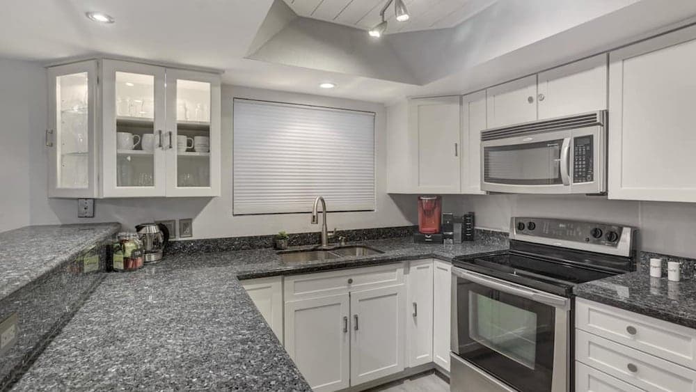 Executive 2 Bdrm Condo in the Heart of Biltmore!