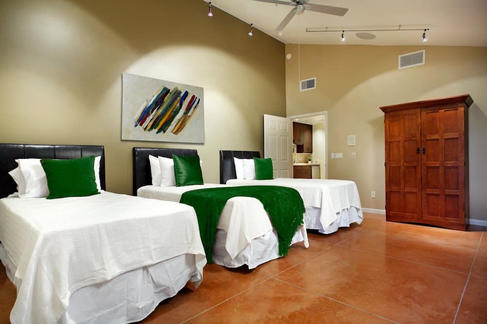 AZ Oasis! Heated Pool & Spa - Sport Court & Putting Greens Pool Table & Games!