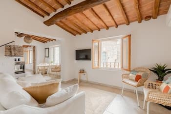 Stylish Luxury Loft Sleeps 4 San Gimignano Tuscany