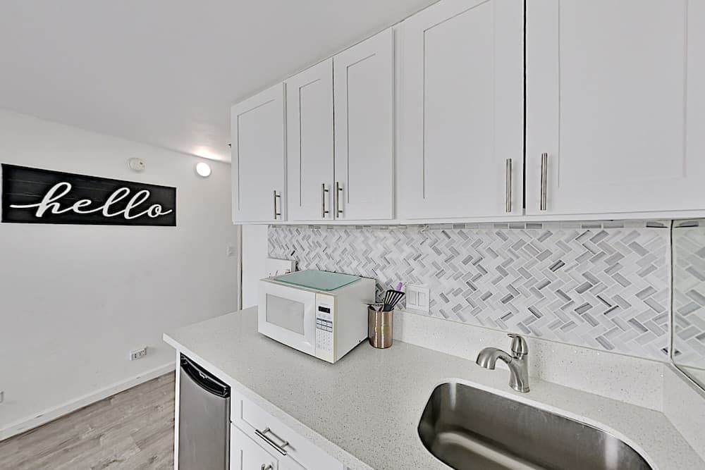 Hawaiian Monarch 2312 Condo by Redawning