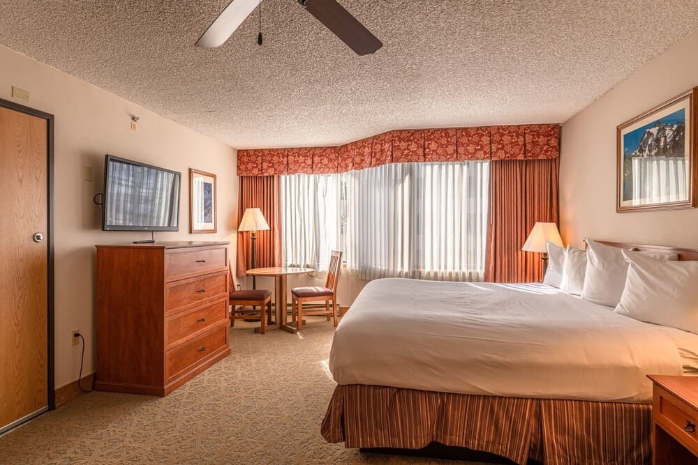 2-king Studio Unit In The Base Area Condo - No Cleaning Fee! by Redawning