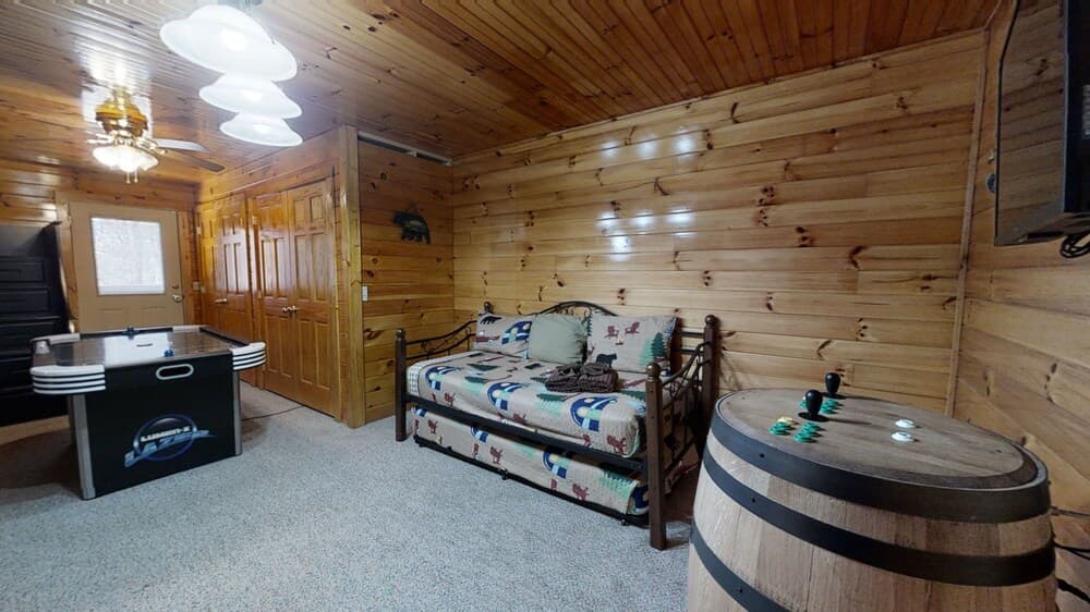 Valley Hi Mountain Cabin With Hot Tub and Gas Fireplace by Redawning