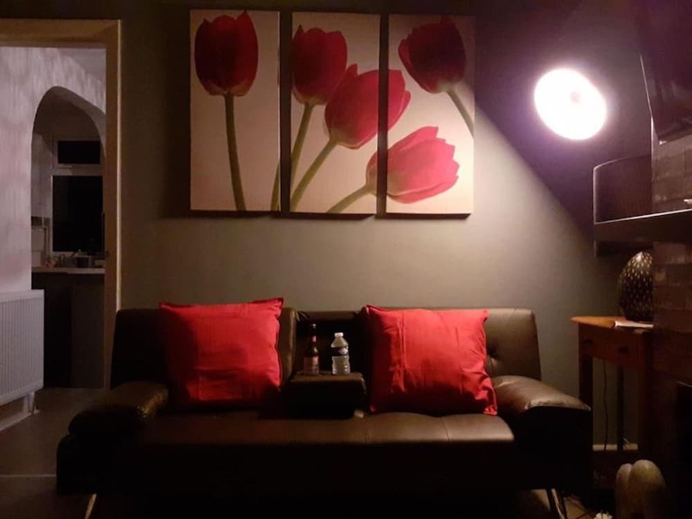 Bridge House 5 Beds up to 8 People Contractors Reunions Long or Short Stays