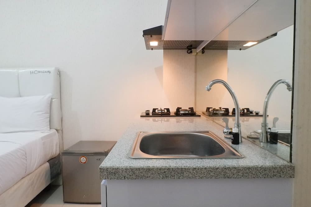 Delightful Luxurious Studio Apartment Connected to Pakuwon Mall at Supermall Mansion