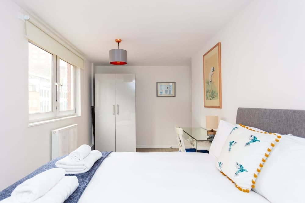 Spacious Central 3 Bedroom Apartment in Old Street