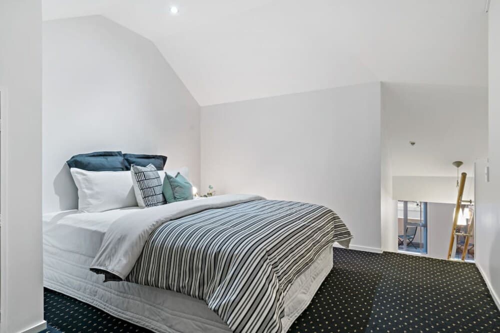 Chic & Spacious CBD Loft - 2 Beds & City