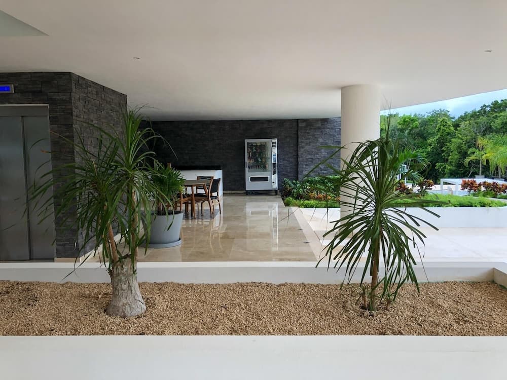 Lovely Charming Condo With Balcony and Great Pool Facilities