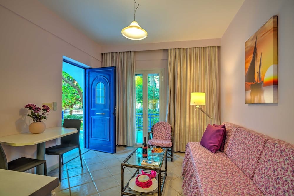 Sea Breeze Corner ,cozy Flat Neat the Beach