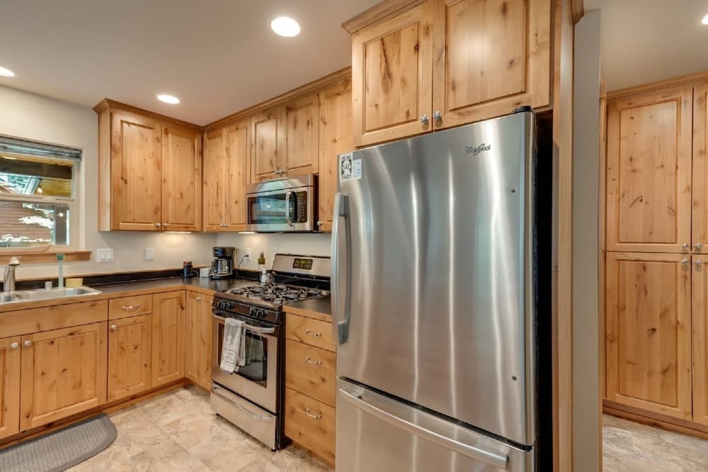 Mt Baker Lodging Cabin 52 - PETS, HOT TUB, SLEEPS 6! by MBL