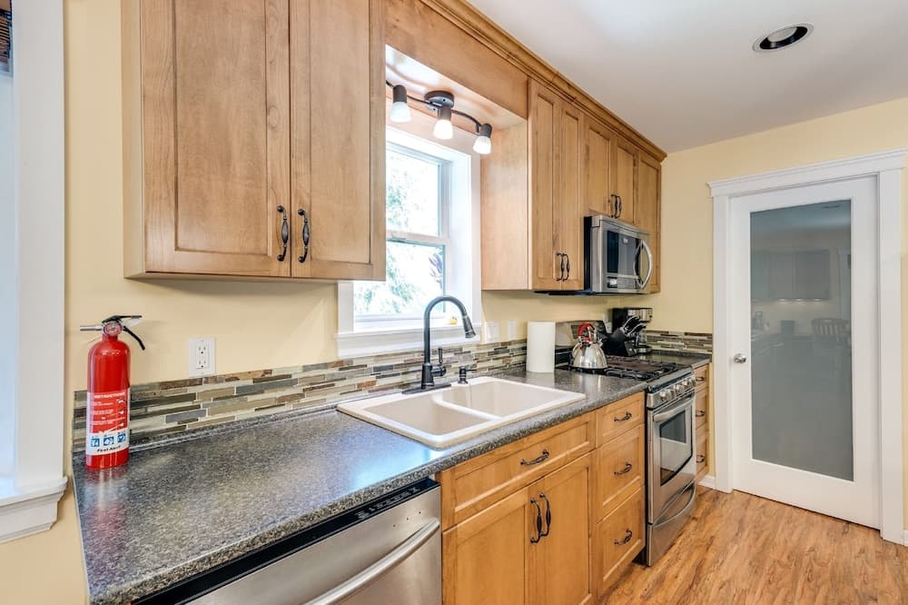 22MBR - Hot Tub - Wi-Fi - BBQ - Pets OK - Sleeps 8