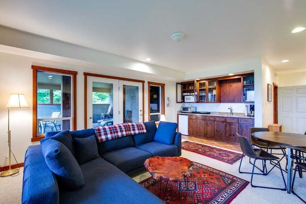 Mt Baker Lodging Suite 15 - HOT TUB, SLEEPS 6! by MBL