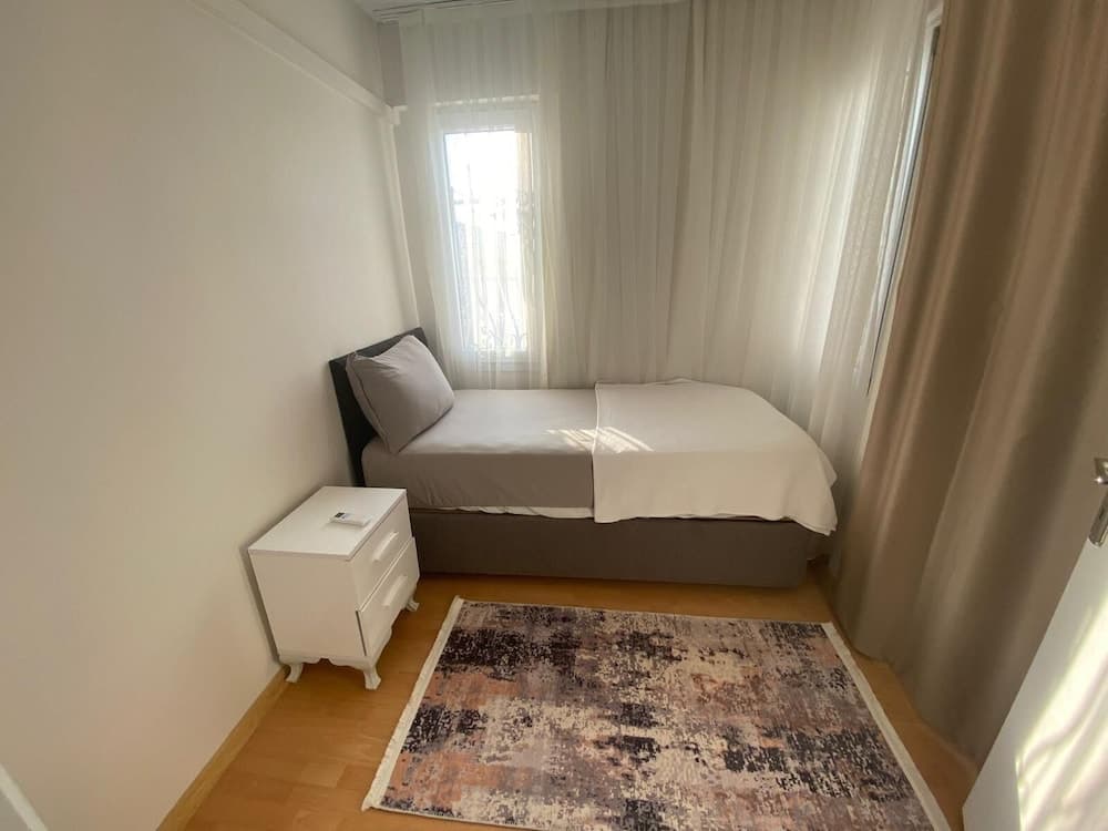 Beautiful 3-bedroom House With Sea View and Garden