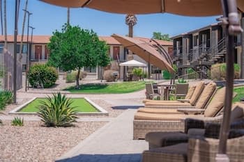Scottsdale's Premium Short Term Getaway, Fully Furnished 1 Bedroom Homes, Free Golf, Cable, Utilities, Wi-fi, Parking, Pool, and Bike Trails- Unit 122 by Redawning