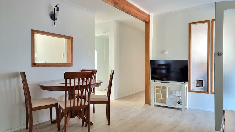 Lovely 2- Bedroom Unit with Free Parking