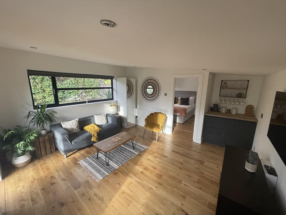 Maygrove Retreat - Sleeps 2 - Jacuzzi - Parking