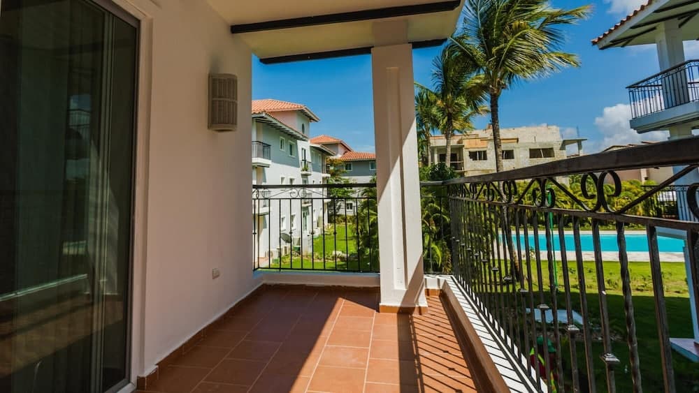 New Cozy Beach Apartment With Private Beach on WS