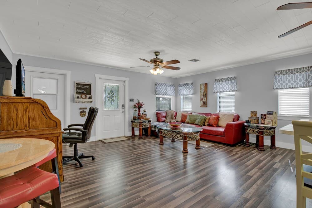 Charming Home With Hot Tub, Sauna & Grill