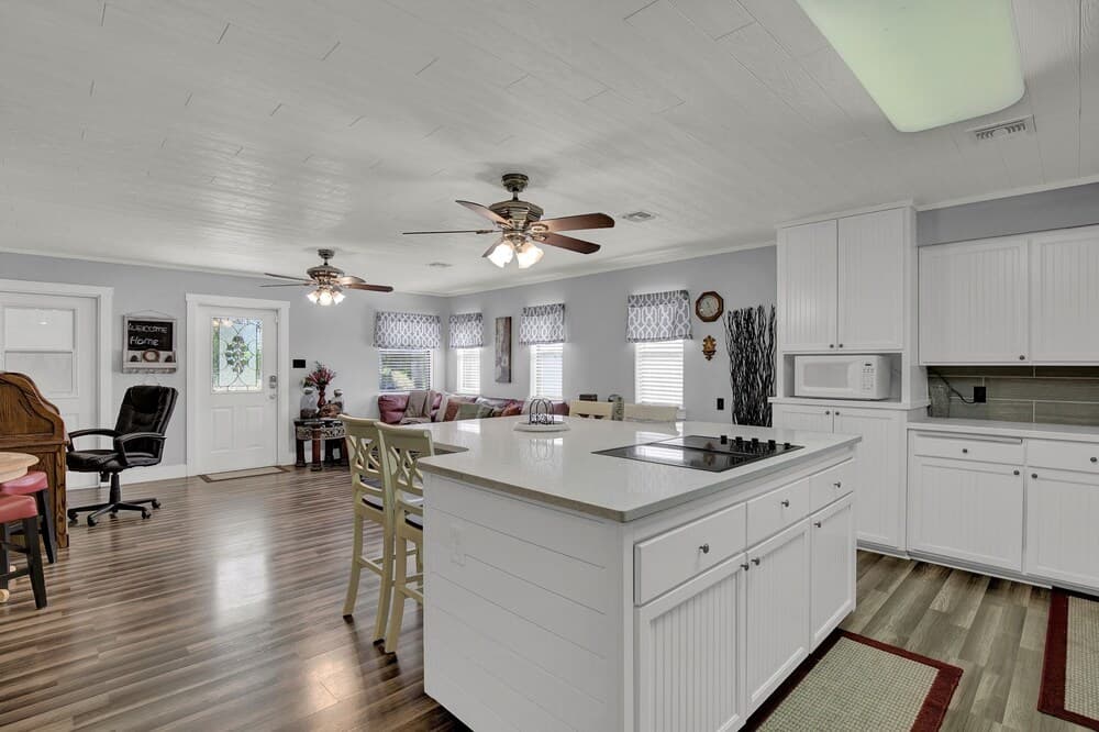 Charming Home With Hot Tub, Sauna & Grill