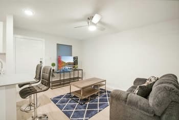 Modern 1BR Near UT Hyde Park Evonify