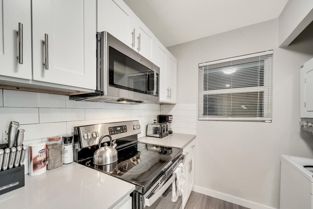Modern 2BR Near UT Hyde Park Evonify