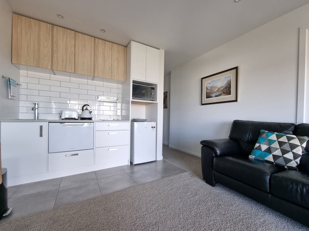 Fabulous Milford 1BR With Views & SkyTV