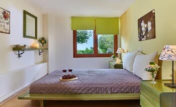 Bright Luxuriously Simple Apartment With Shared Pool