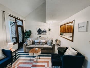 73sw - Wood Fireplace - Wifi - Views - Sleeps 6 2 Bedroom Home by Redawning