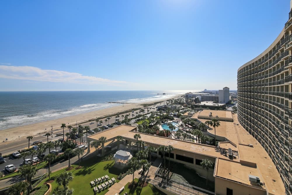 Luis' Lair by Ryson Vacation Rentals