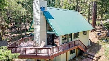 Spacious Cabin Sleeps up to 12! - Sky High #86 3 Bedroom Home by Redawning
