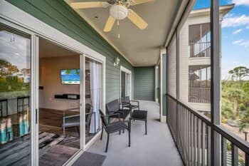 Bright 2BR Condo With Pool and Hot tub - Near Disney