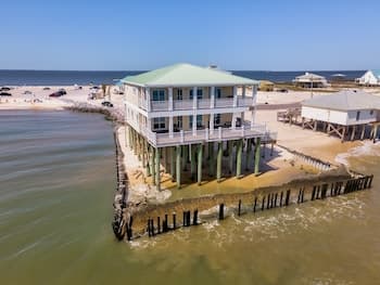 Shamrock Shores Bottom Floor - Large Gulf Front Deck and a Private sea Wall for Fishing! Rent as a 4 or 6 Bedroom! 4 Home by Redawning