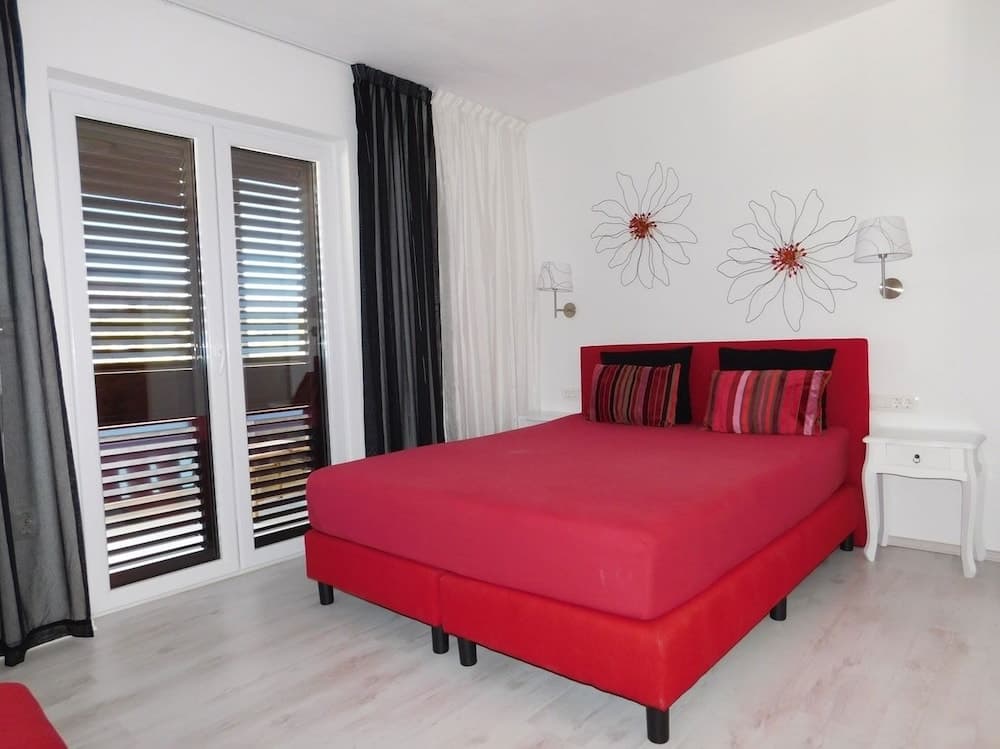 Coloured - Apartments on Island - SA3 - Studio :