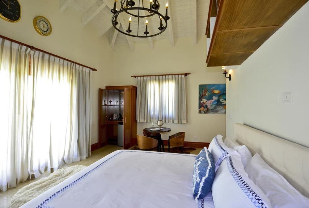 Ocean View 5-bedroom Fully Staffed Tropical Villa