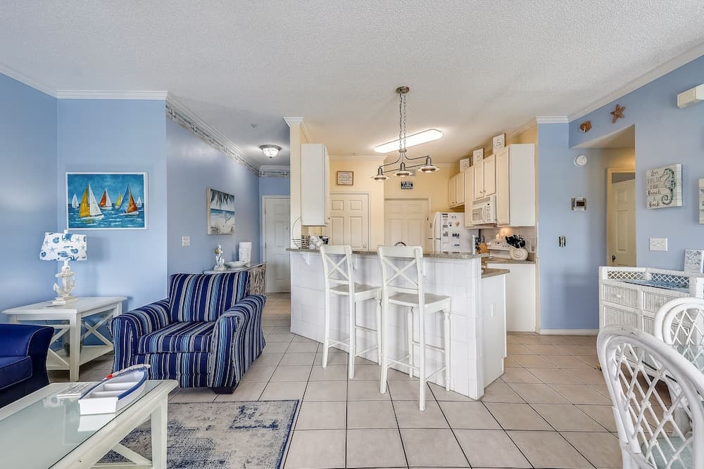 SPC 4133 Beautiful Tennis Court 2 bedroom with free beach set up for 2 by RedAwning