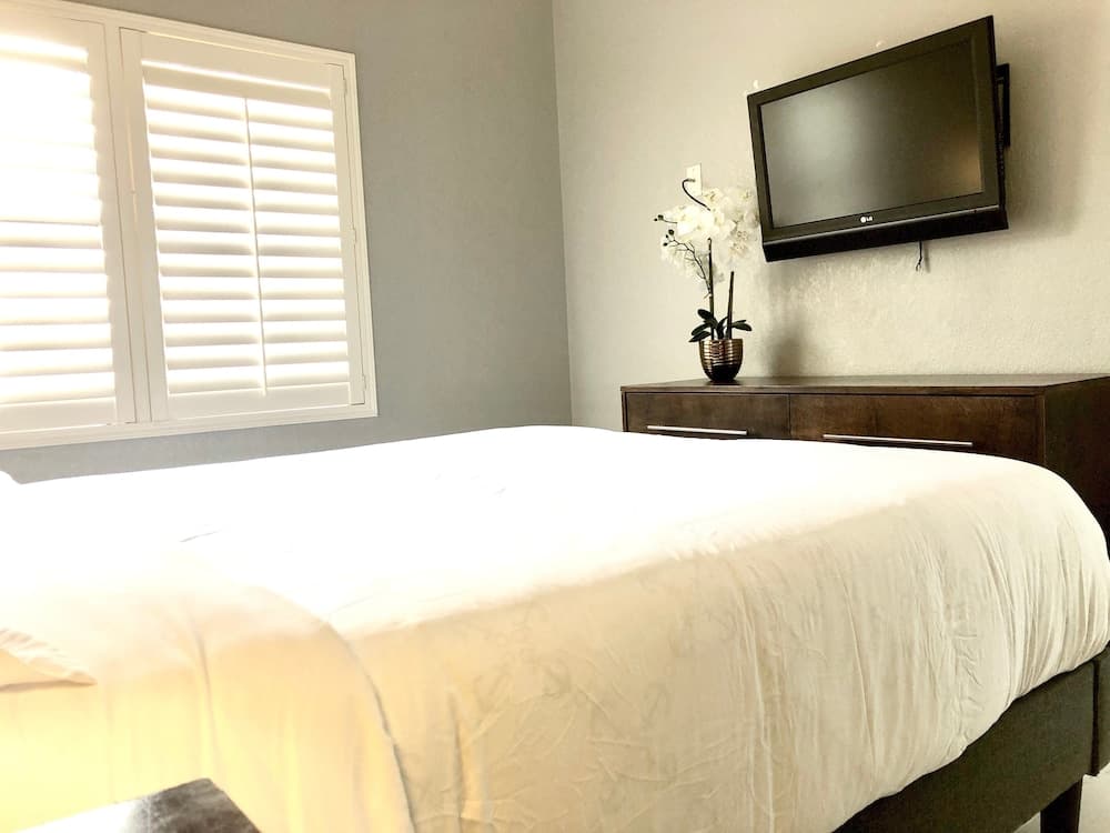 1305u- Volcano Bay, Pool Balcony View 2 Bedroom Suites