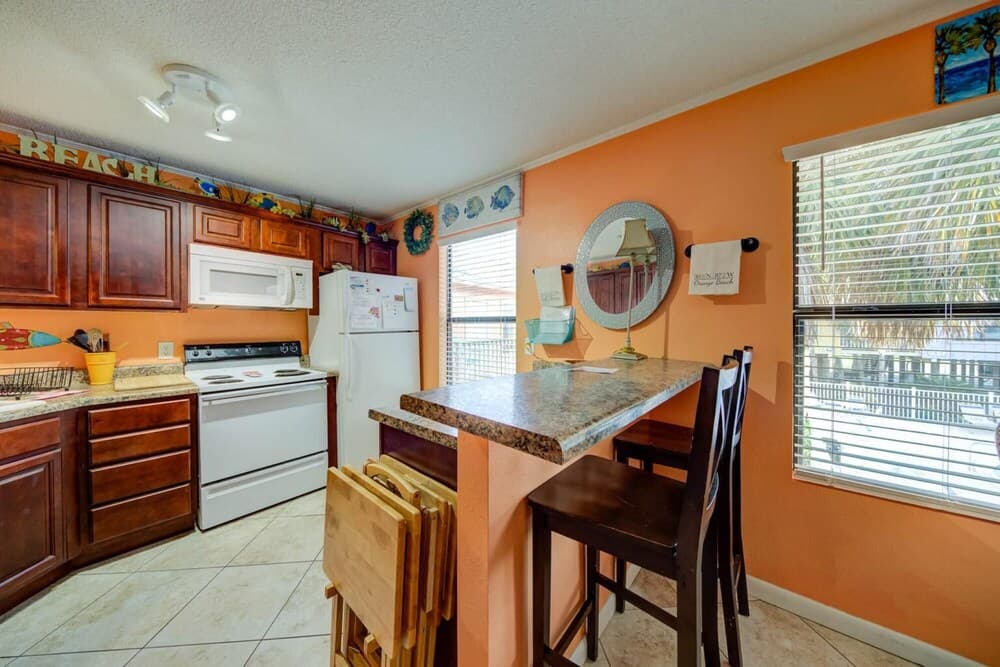 Adorable Condo Directly Across the Street From Beach With Pool and hot tub