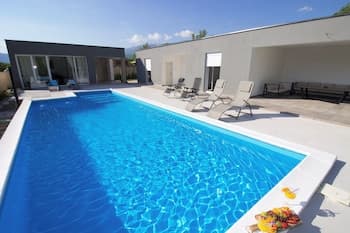 Blue Sky Villa with private swimming pool