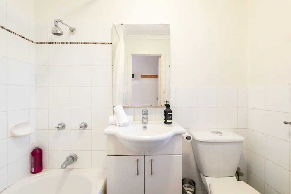 Sunny 1 Bedroom Apartment in St Kilda Near the Beach