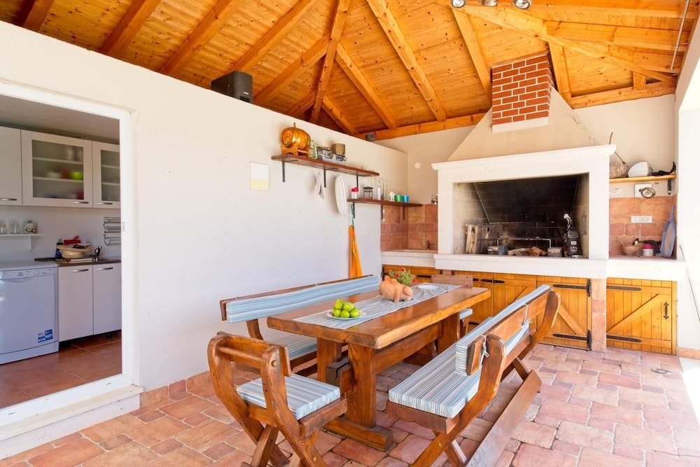 Villa Thousand Roses - Four-bedroom Villa With Terrace and Swimming Pool ID Direct Booker 7164