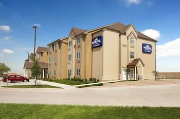Microtel Inn & Suites by Wyndham Kenedy