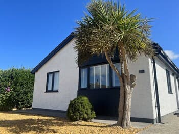 Luxurious Modern 2 Bedroom Bungalow Private Garden