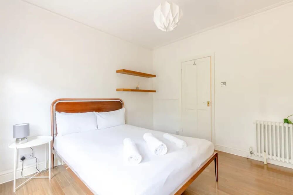 Spacious 2 Bedroom in Gorgeous Camberwell With Garden