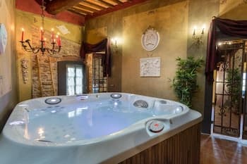 LA Dimora DEI Conti Indulge in a Country Farmhouse Apartment With Jacuzzi Facing the Town