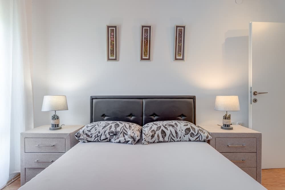 Modern 90 m2 apt With Balcony w the sea View