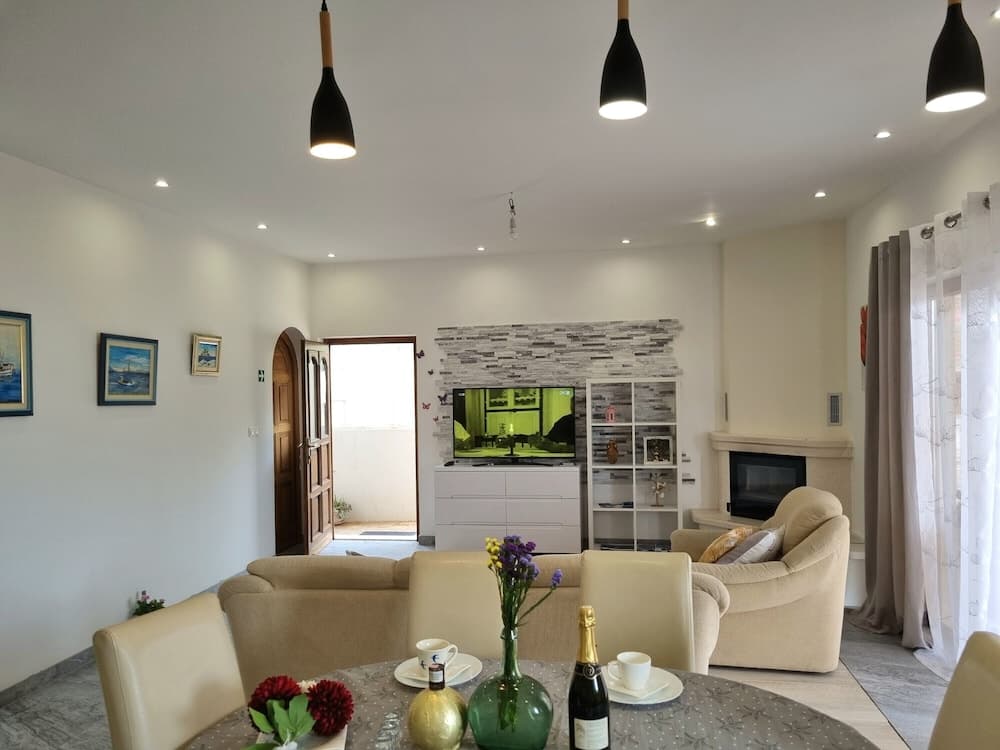 Large 120 m2 apt With Patio,1 min Walk From Beach